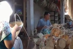 Penjualan keranjang anyaman bambu di Magetan meningkat jelang Lebaran