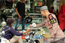 Tim patroli Polresta Ambon bagikan takjil di jalanan