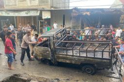 Satu unit mobil pikap diduga angkut BBM ilegal ludes terbakar