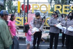 Polwan Situbondo bagi-bagi takjil dan makanan buka puasa