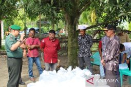 Dandim Abdya salurkan bantuan 55 ribu ekor benih ikan, hasil kolaborasi dengan KKP