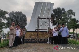 Taman kota sepanjang jalan raya di Bekasi dipercantik