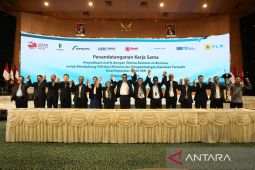 PLN ajak 5 mitra strategis bangun kelistrikan berbasis EBT