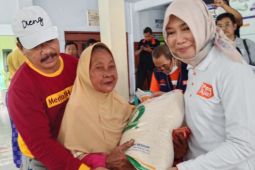 Direksi Pos Indonesia tinjau distribusi bantuan pangan beras di Jawa Timur