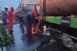 Sempat anjlok di Sidoarjo, KA angkut BBM selesai dievakuasi