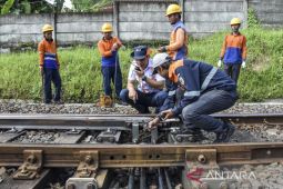 Perbaikan rel kereta api jelang lebaran