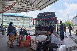 Sekitar 1.000 pemudik berangkat dari Terminal Pulo Gebang pada libur Jumat Agung