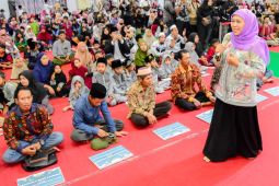 Khofifah santuni anak yatim dan zakat produktif 50 ekor kambing di Jember