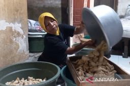 Kue manco khas Madiun penjualannya meningkat jelang Lebaran 2023