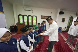 YBM PLN Karawang salurkan paket sembako kepada ratusan dhuafa dan guru ngaji