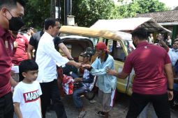 Jokowi bagikan bantuan untuk pedagang di sejumlah pasar Surakarta
