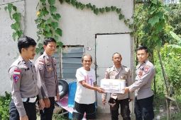 Polisi bagikan sembako untuk warga Badau perbatasan Indonesia-Malaysia