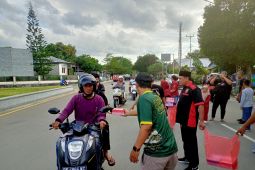 Bonek dan Paguyuban se-Kota Ambon bagikan 1.000 takjil pada  warga