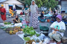 Pedagang keliling di Bojonegoro bersyukur dapat bantuan "Sedekah Sayur"