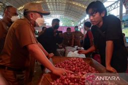 Pemkab Bekasi gelar operasi pasar murah untuk warga terdampak banjir