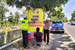 Polres Situbondo memasang imbauan mudik aman di jalur Pantura