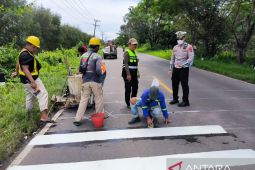 Rawan kecelakaan, ruas jalan Sabak Jambi dipasang pita kejut