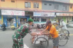 Puskodalopsdam Pattimura-Polsek KP3 bagikan takjil  pada warga