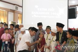 Pj Gubernur Suganda bercengkerama dengan anak-anak pada Yatim Fest 2023