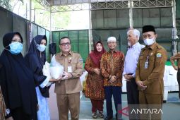 Para Pensiunan Serang Salurkan 1400 Paket Sembako