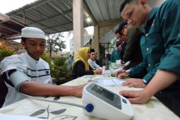 Mahasiswa Pascasarjana ITB bantu pemeriksaan kesehatan santri di Garut