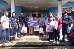 Ramadhan - PT Timah serahkan paket sembako untuk lansia di Bangka Barat
