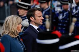 Brigitte dorong wajah Macron seperti "ditampar" di tangga pesawat, cuma bercanda katanya