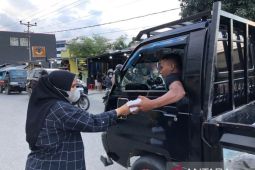 Diskominfotik Gorontalo berbagi takjil kepada warga