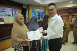 Wali Kota Pontianak serahkan bantuan bagi 330 guru ngaji tradisional