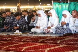 Khofifah bersama Pangkoarmada II laksanakan Qiyamul Lail di KRI Surabaya 591