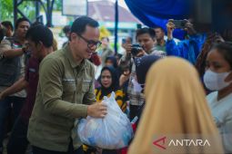 Bima Arya salurkan langsung sembako murah kepada warga upaya kendalikan inflasi
