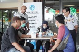 Dinkes Kabupaten Tangerang periksa kesehatan sopir bus mudik Lebaran