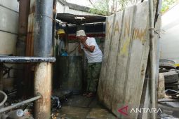Tingkatkan Standar Kebersihan, Komunitas Sopir Truk Renovasi MCK Pul Truk di Tangerang