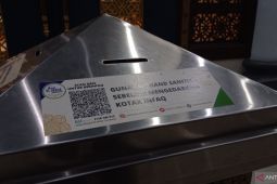 Pengelola Masjid Al Akbar Surabaya perketat pengawasan stiker QRIS infak