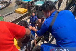 Kapal pengangkut kopra karam saat tiba di dermaga Kuala Tungkal, Jambi