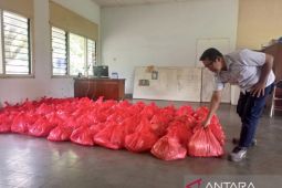 Karyawan PT Timah Tbk Berbagi Paket Sembako untuk Gerakkan Ekonomi Masyarakat