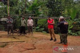 BPBD Cianjur dirikan tenda darurat bagi warga korban pergerakan tanah