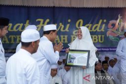 Zairullah serahkan bantuan pada HUT Tanah Bumbu