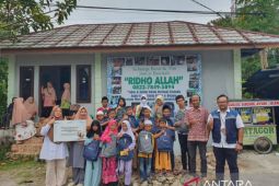 PT Timah serahkan 1.400 paket sembako untuk bantu warga Belitung Timur