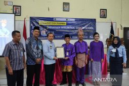 Kakanwil Harun Sulianto serahkan surat pencatatan Ciptaan Pengolahan Biji Ketapang di SMAN Belinyu