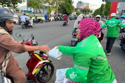 Komunitas pengemudi Grab di Maluku Utara bagi ratusan paket takjil