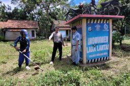 Ramai dilewati Oleh Pemudik, Polres Serang Kota Bersama Jasa Raharja Bersih -- bersih Jalan