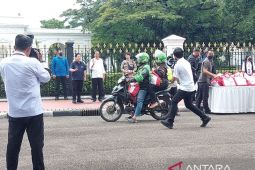 Presiden Jokowi bagikan paket sembako kepada ribuan pengemudi ojek daring