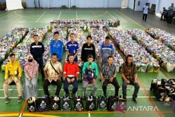 Arutmin Kotabaru dan mitra kerja bagikan ribuan paket Ramadhan.