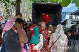 Ibu rumah tangga "geruduk" Kantor Camat Angsana