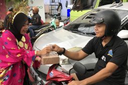 Berbusana adat,  Komunitas WO bagikan 1.000 paket takjil untuk warga