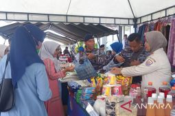 TNI AL dan UMKM gelar bazar sembako murah jelang lebaran