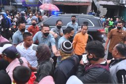 Warga Bogor antusias dapatkan sembako dari Presiden