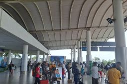 Arus mudik - Pemudik di Bandara Depati Amir Pangkalpinang terpantau ramai