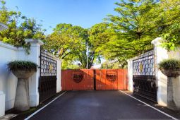 Rumah dinas wali kota Bandung  terpantau sepi usai Yana Mulyana terjaring OTT KPK
